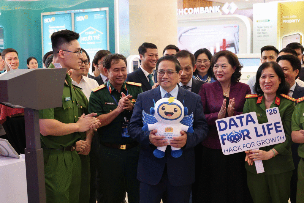 Lãnh đạo Chính phủ và đại diện Bộ Công an tham dự sự kiện Data for Life – Hack for Growth 2025, cùng các cán bộ, chiến sĩ và doanh nghiệp công nghệ, thể hiện tinh thần hợp tác thúc đẩy chuyển đổi số quốc gia.